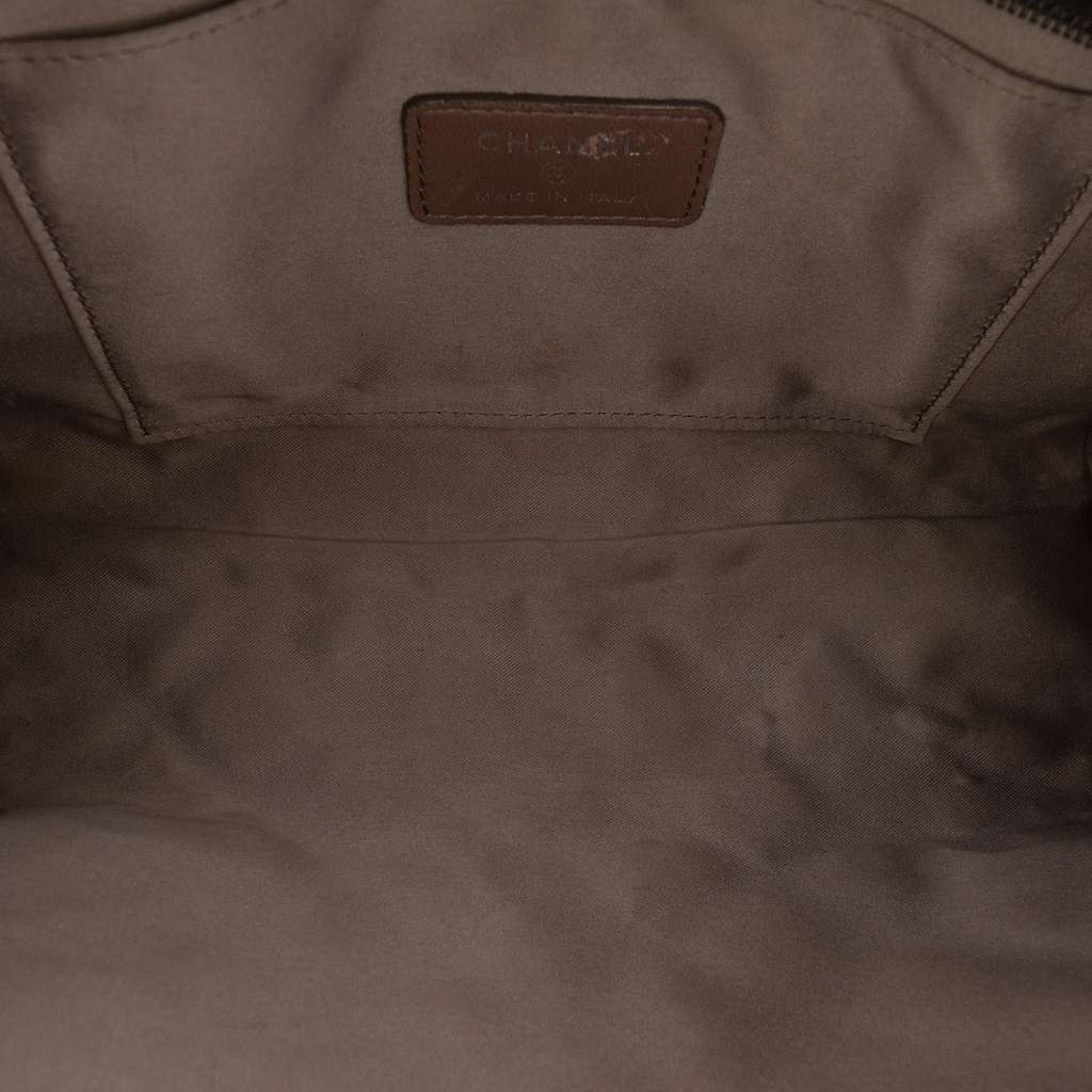 Chanel Embossed Patent Lucky Symbols Pochette Black Leather Good condition - Model View