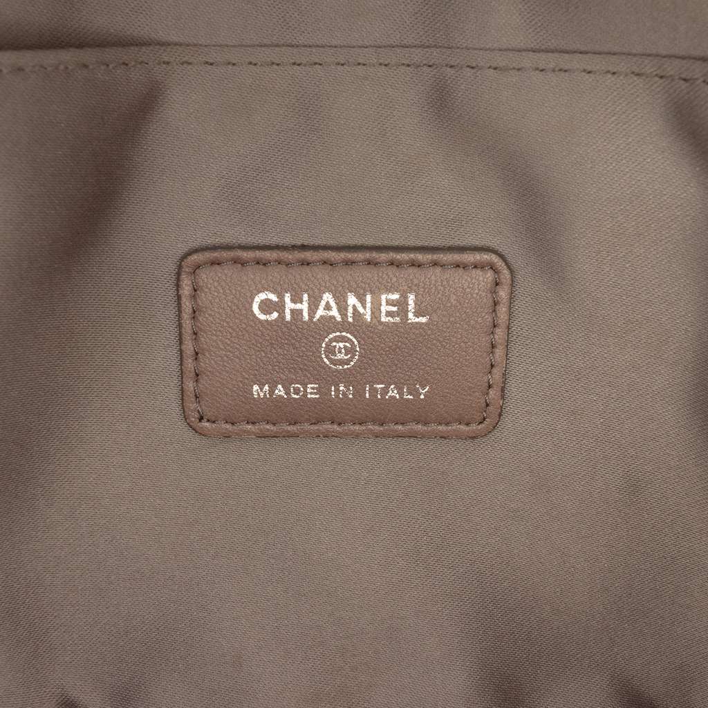 Chanel Embossed Patent Lucky Symbols Pochette Black Leather Good condition - Box View