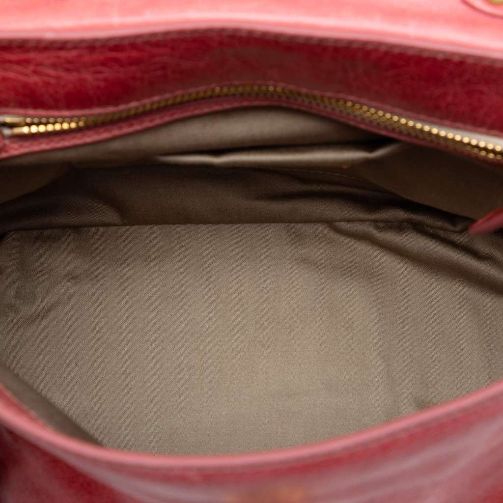 Miu Miu Distressed Leather Turnlock Satchel Pink Leather Good condition - Model View