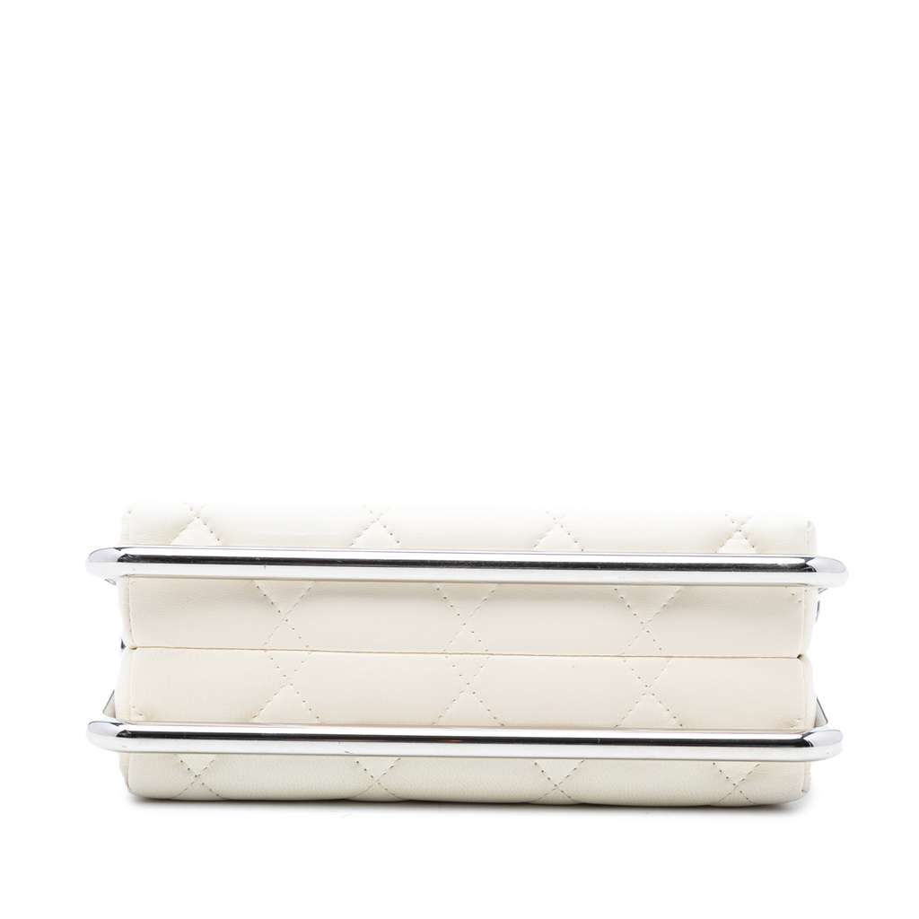 Chanel Quilted Lambskin Metal Bar Convertible Clutch White Leather Good condition - Inside View