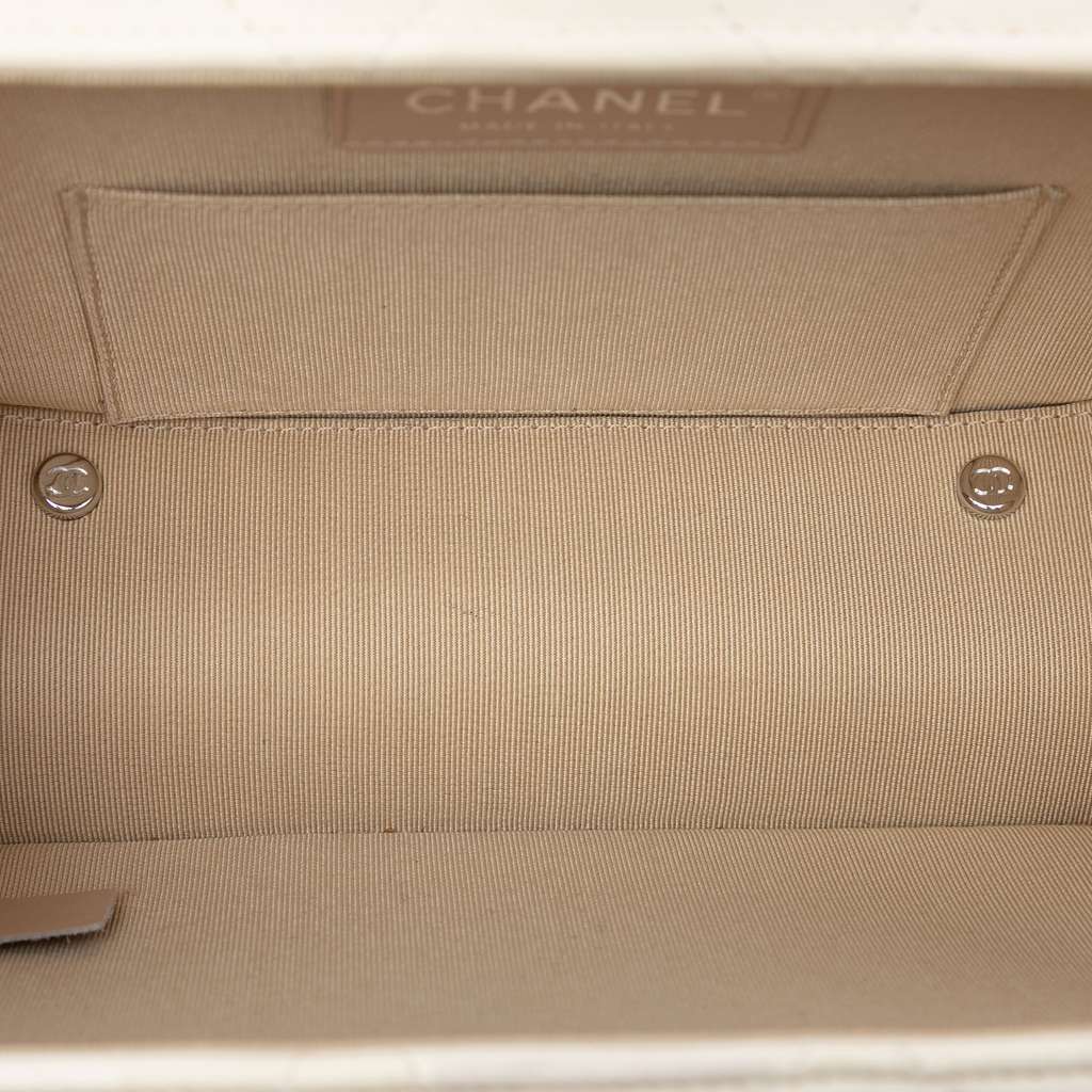 Chanel Quilted Lambskin Metal Bar Convertible Clutch White Leather Good condition - Model View