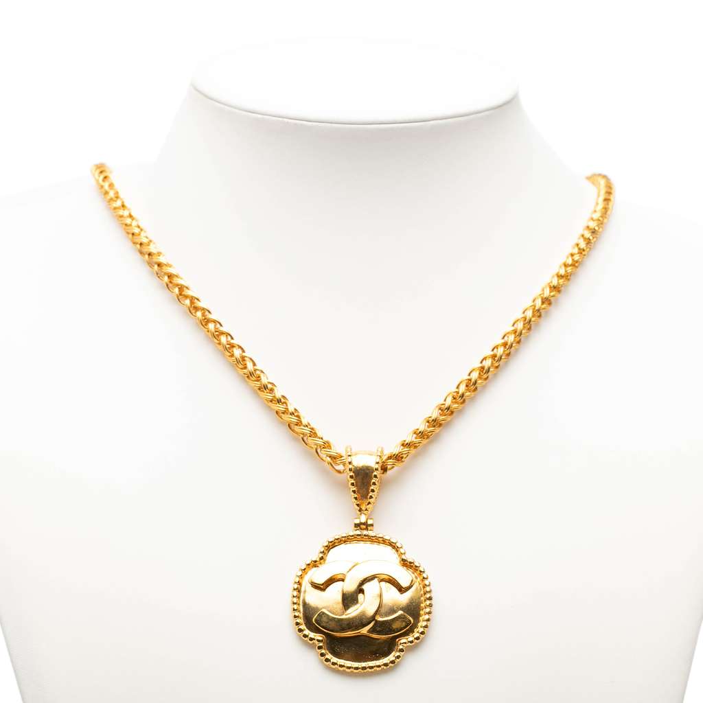 Chanel CC Gold Plated Clover Pendant Necklace Gold Metal Good condition - Box View