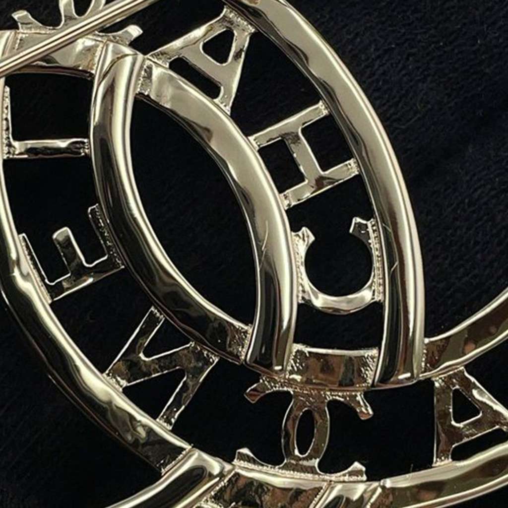 Chanel CC Gold Plated Rhinestone Faux Pearl Coco Chanel Brooch Gold Metal Good condition - Model View