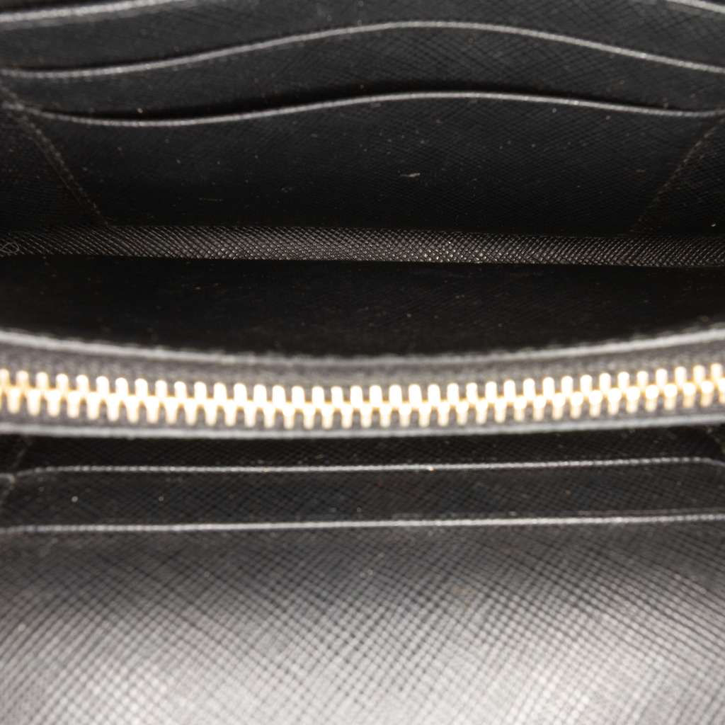 Prada Saffiano Wallet on Strap Black Leather Good condition - Model View