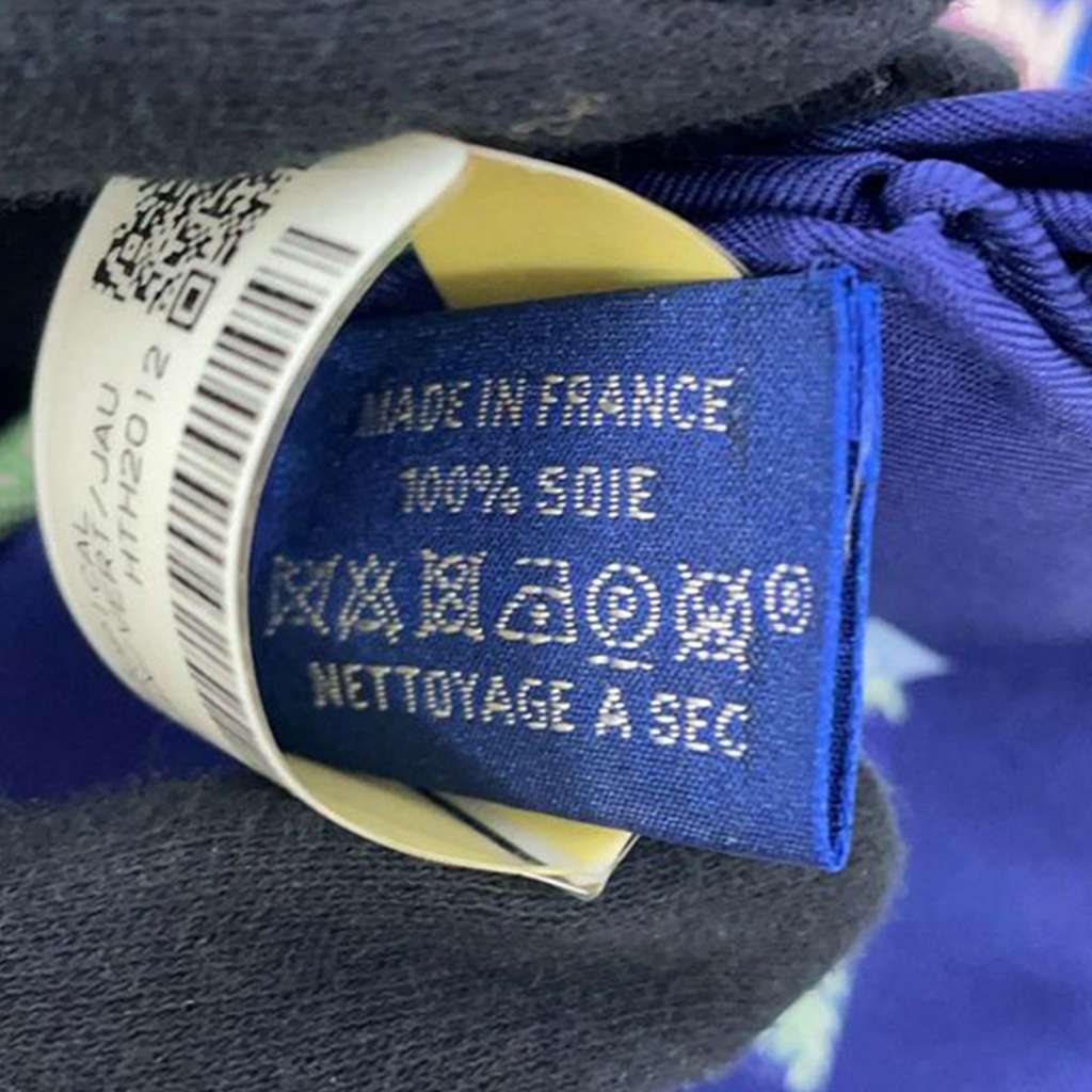 Hermès Faubourg Tropical Silk Scarf 90 Blue Silk Very good condition - Model View