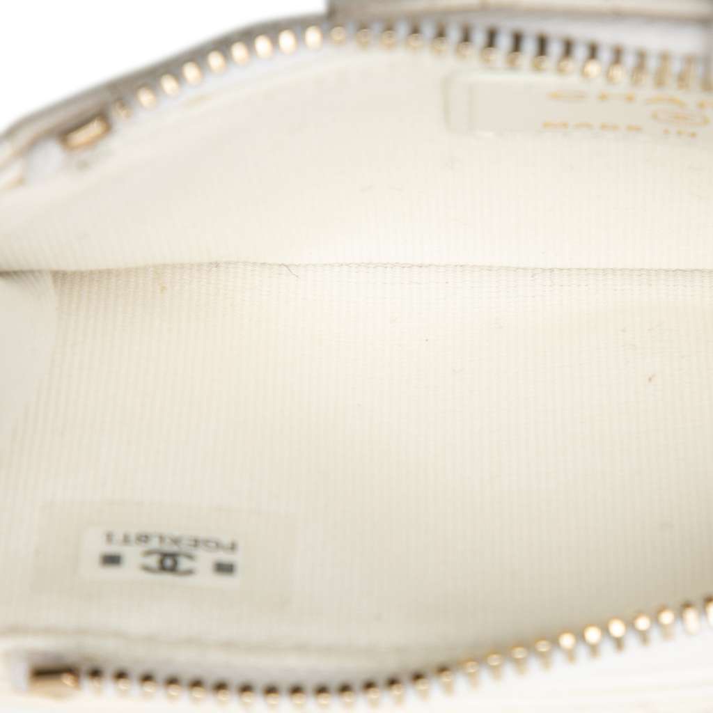Chanel CC Quilted Caviar Flap Zip Card Holder White Leather Good condition - Model View