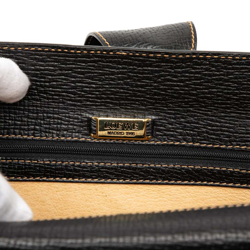 Loewe Leather Toggle Clutch Black Leather Good condition - Box View