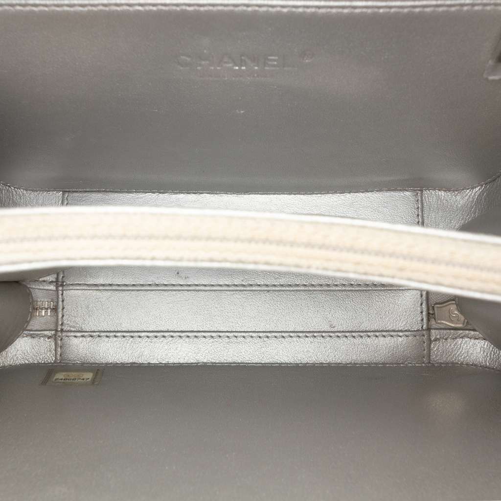 Chanel Medium Caviar CC Filigree Vanity Case Silver Leather Good condition - Model View
