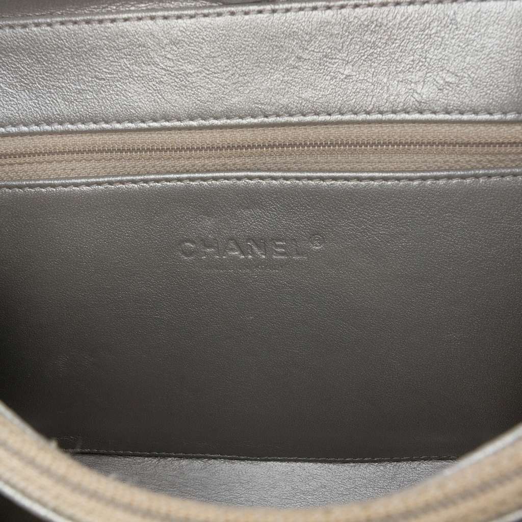 Chanel Medium Caviar CC Filigree Vanity Case Silver Leather Good condition - Box View