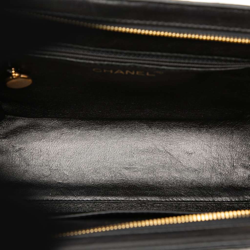 Chanel CC Quilted Lambskin Shoulder Bag Black Leather Good condition - Model View