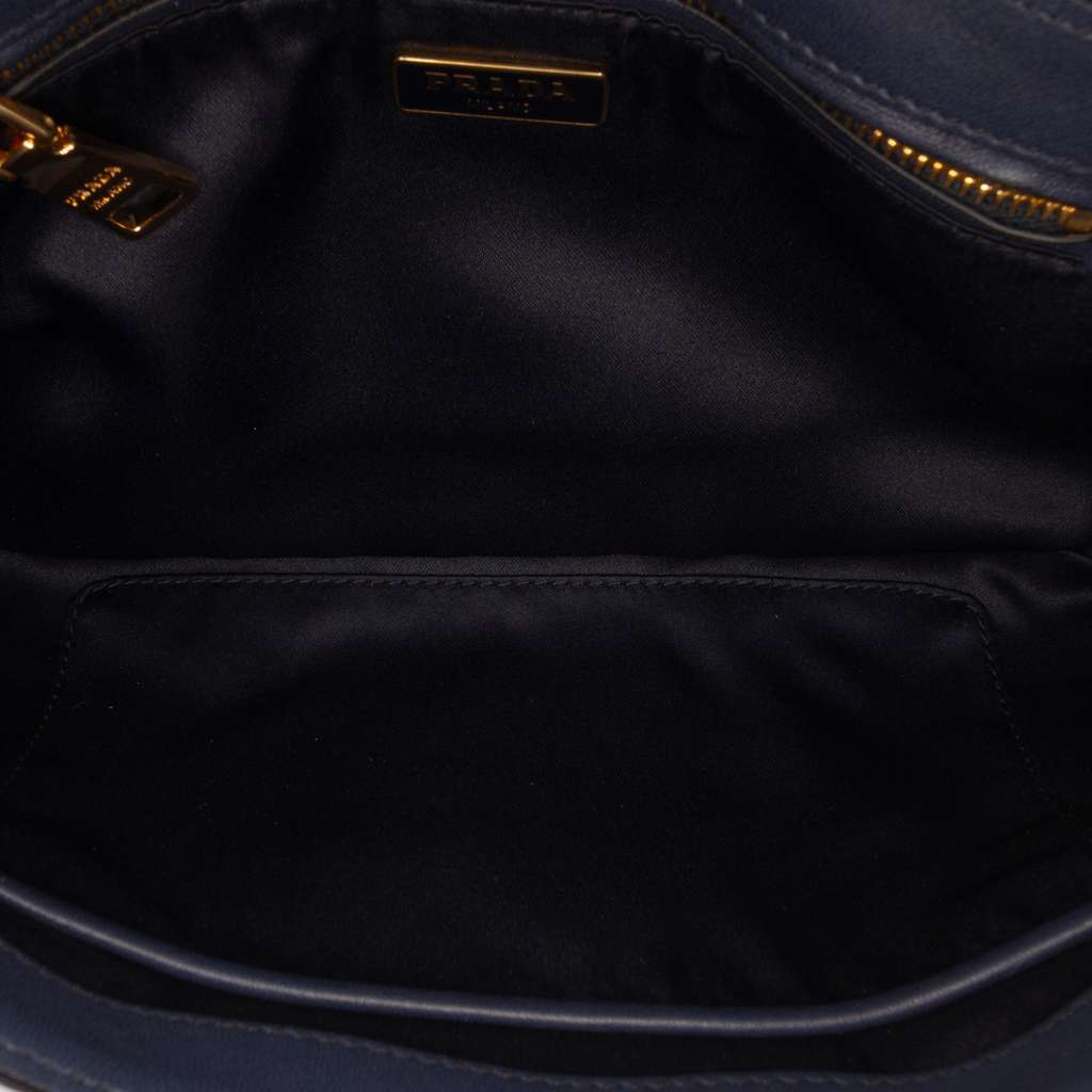 Prada Tessuto Chain Crossbody Black Good condition - Model View