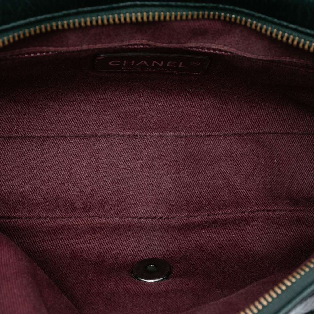 Chanel Medium Glazed Calfskin Duo Color Flap Green Leather Good condition - Model View