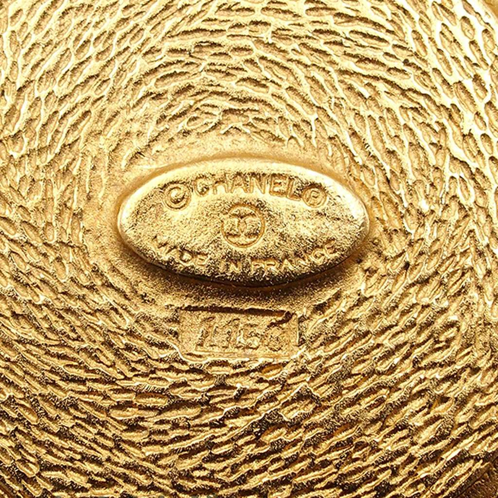 Chanel Gold Plated 31 Rue Cambon Medallion Brooch Gold Metal Good condition - Model View