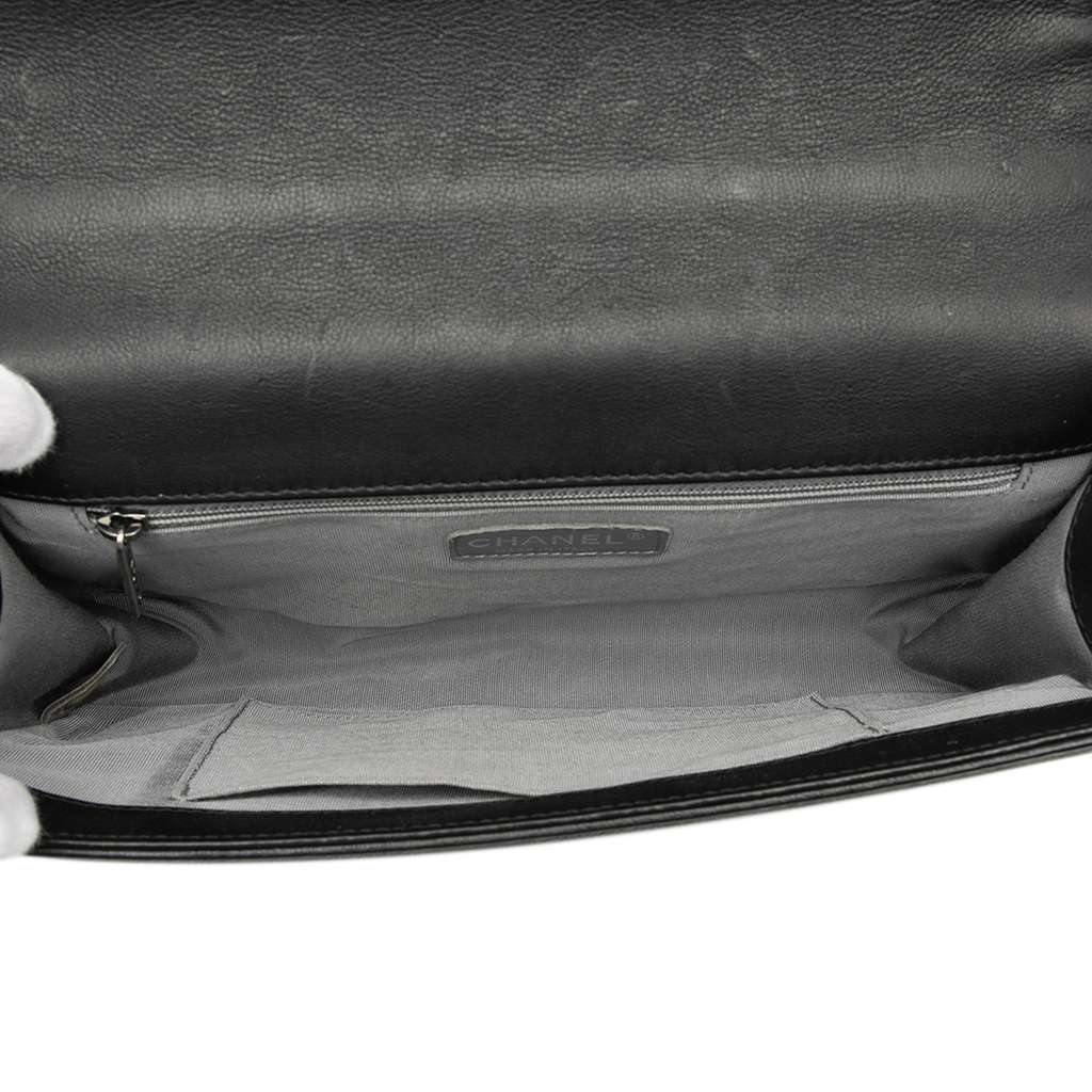 Chanel Medium Quilted Calfskin Wild Stitch Boy Flap Black Leather Good condition - Model View