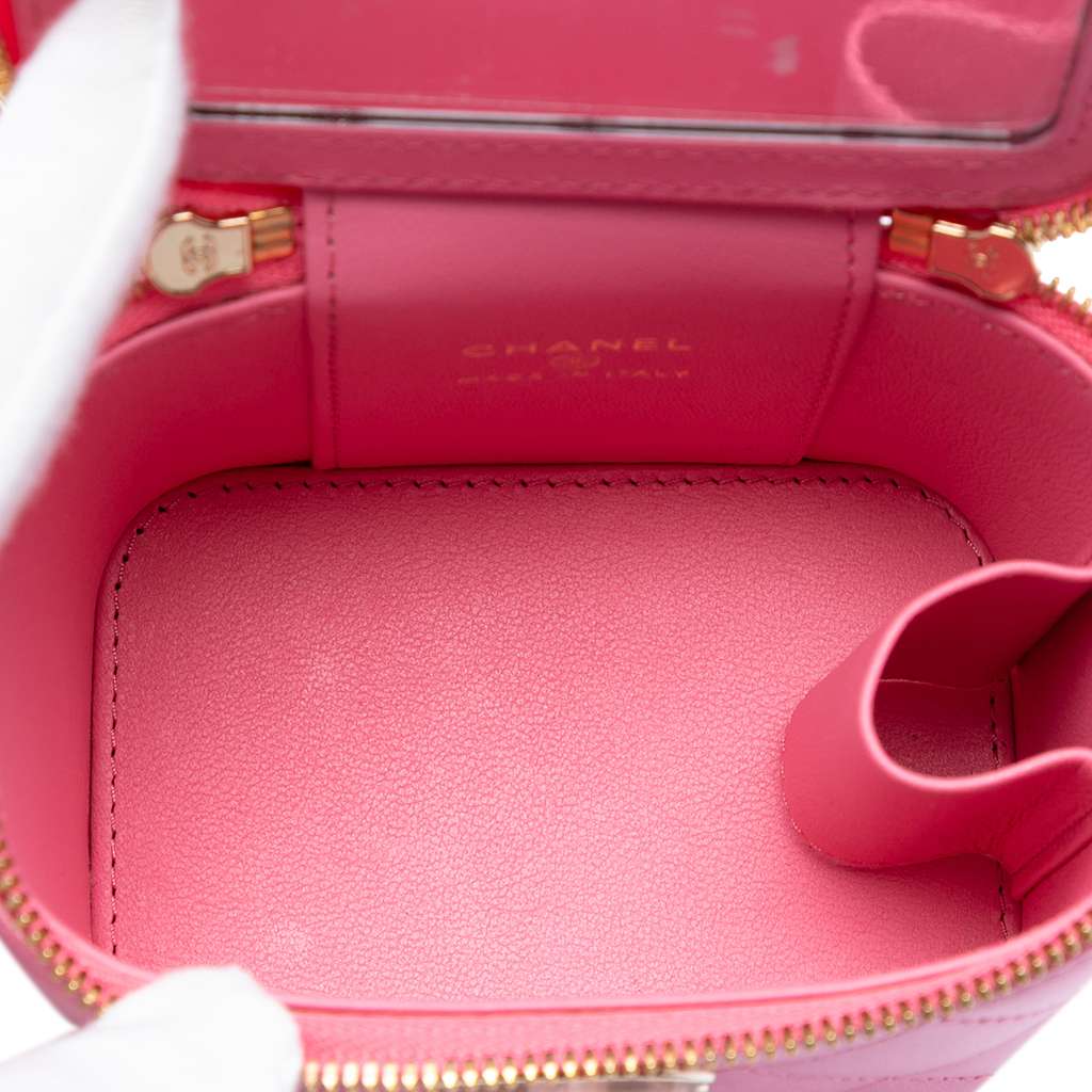 Chanel Mini CC Quilted Lambskin Beaded Heart Charms Chain Vanity Case Pink Leather Good condition - Model View