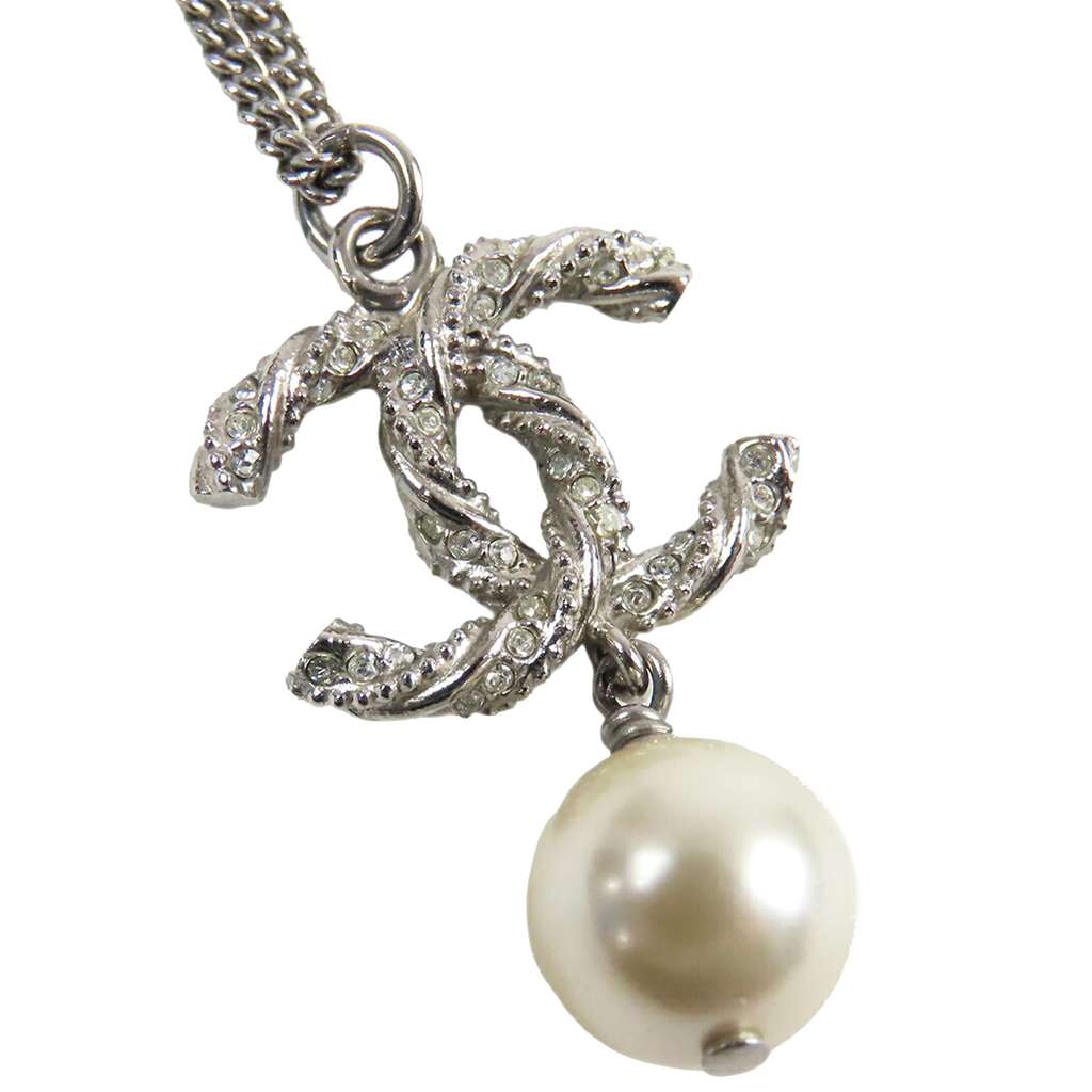 Chanel Silver Plated Twisted CC Rhinestone Faux Pearl Pendant Necklace Silver Metal Good condition - Model View