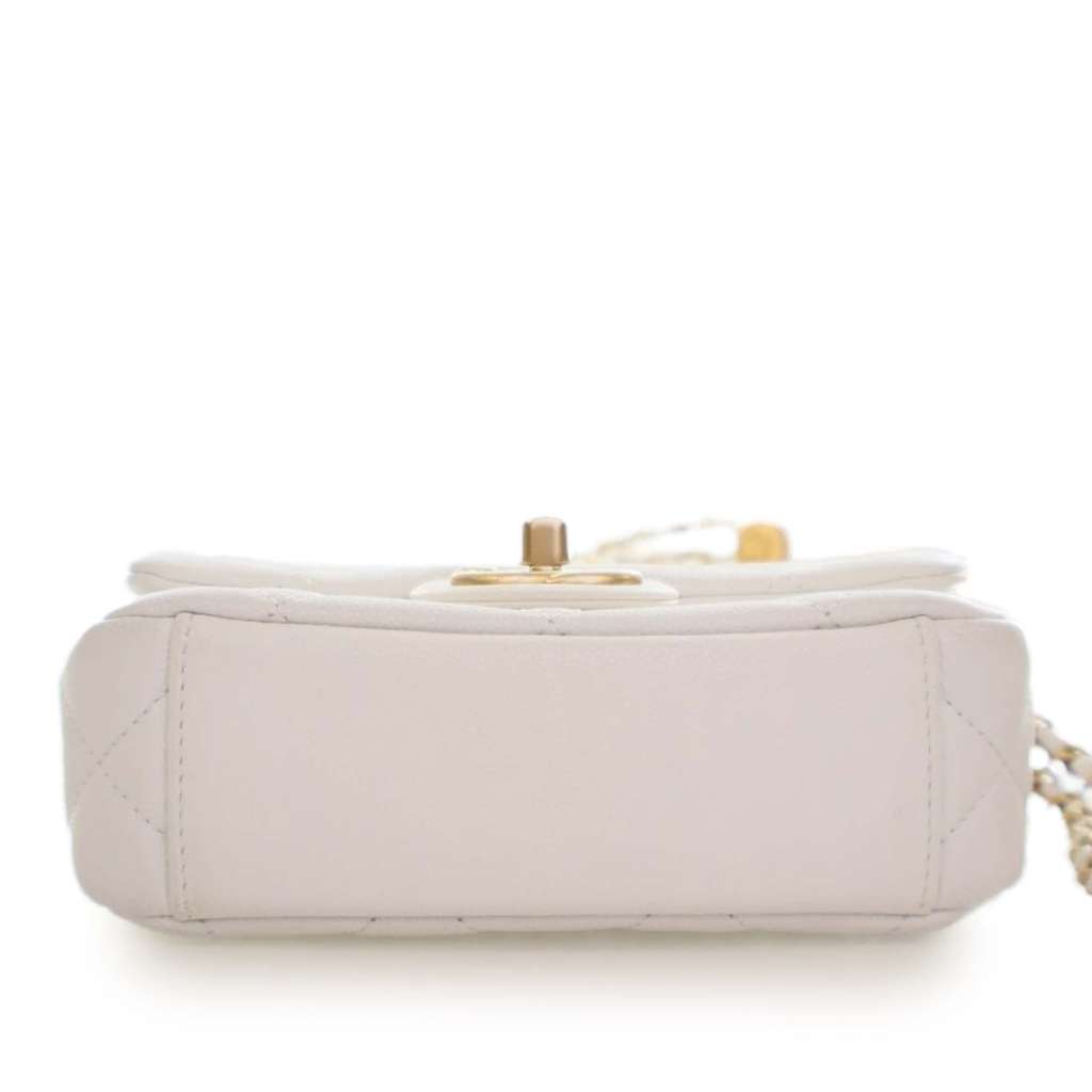 Chanel Mini Quilted Caviar CC Coin Flap White Leather Good condition - Box View