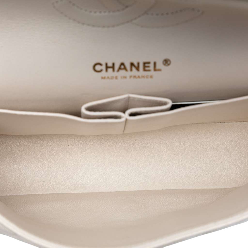 Chanel Medium Classic Caviar Double Flap White Leather Good condition - Model View