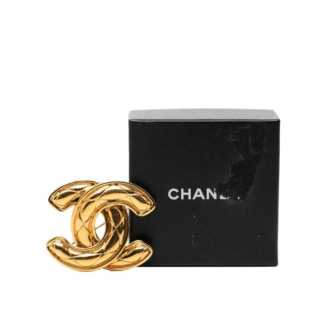 Chanel Gold Plated CC Quilted Brooch Gold Metal Good condition - Model View