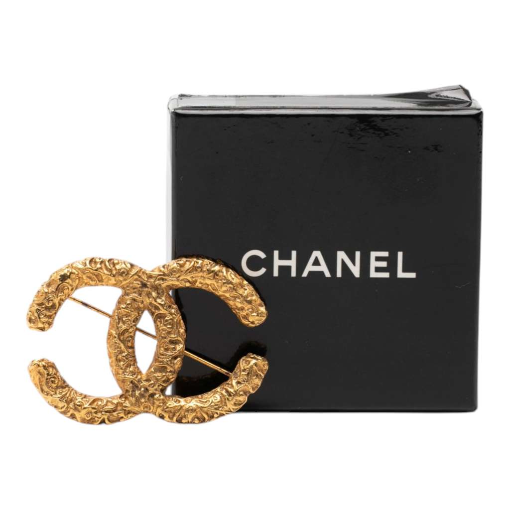 Chanel CC Gold Plated Embossed Logo Brooch Gold Metal Good condition - Model View