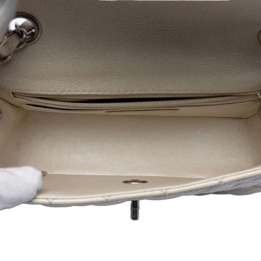 Chanel Mini Rectangular Classic Caviar Single Flap White Leather Good condition - Model View