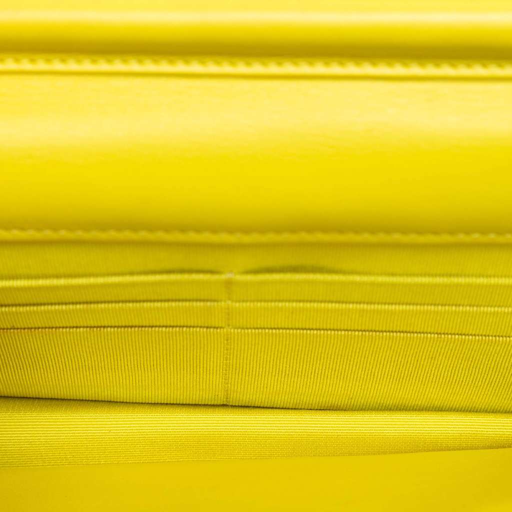 Chanel CC Quilted Patent Wallet On Chain Yellow Leather Very good condition - Model View