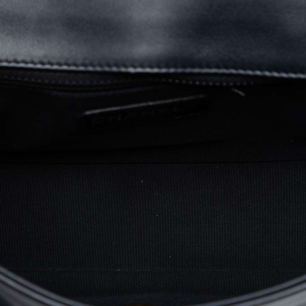 Chanel Medium Bicolor Calfskin Graphic Flap Blue Leather Good condition - Model View