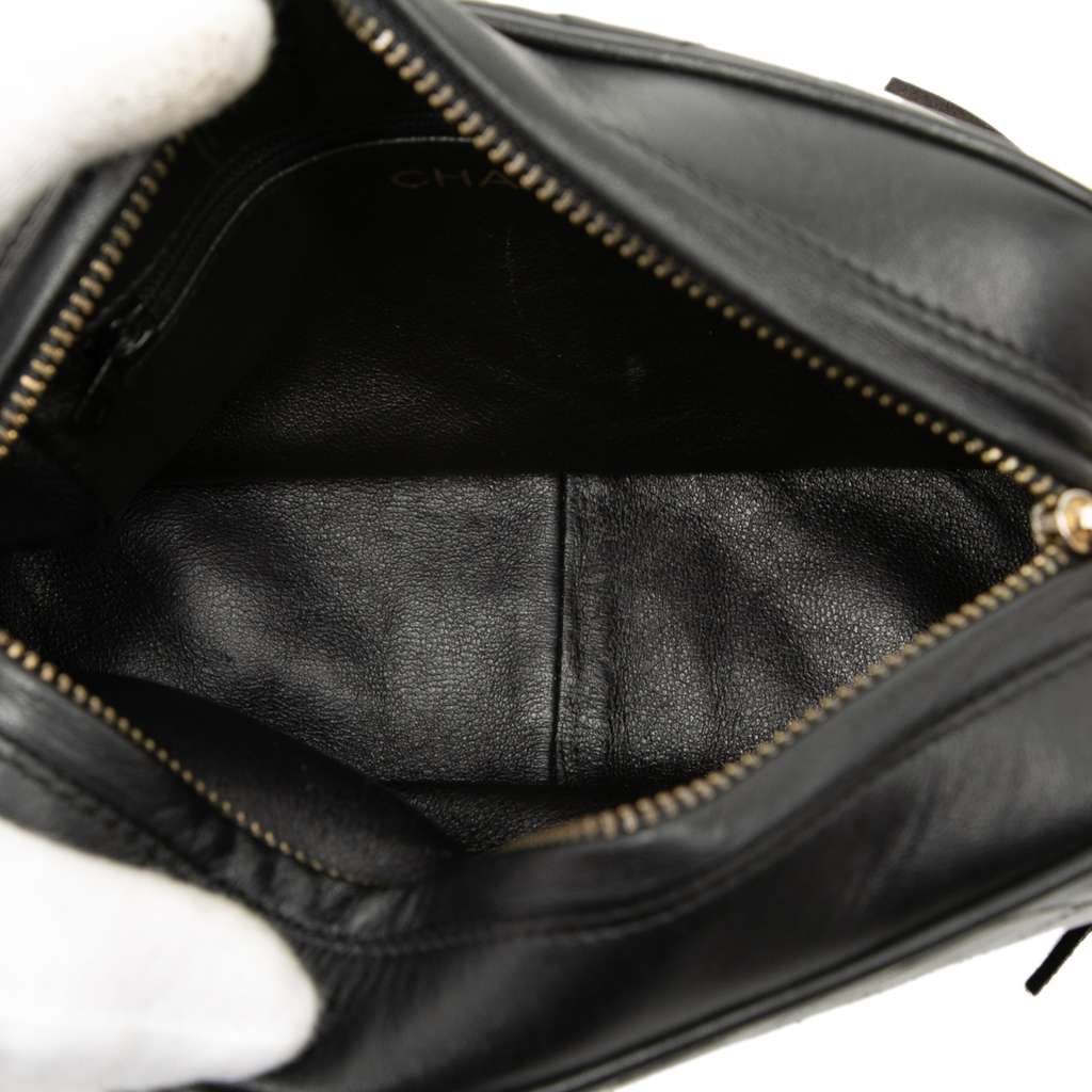 Chanel Mini CC Quilted Lambskin Tassel Camera Bag Black Leather Good condition - Model View