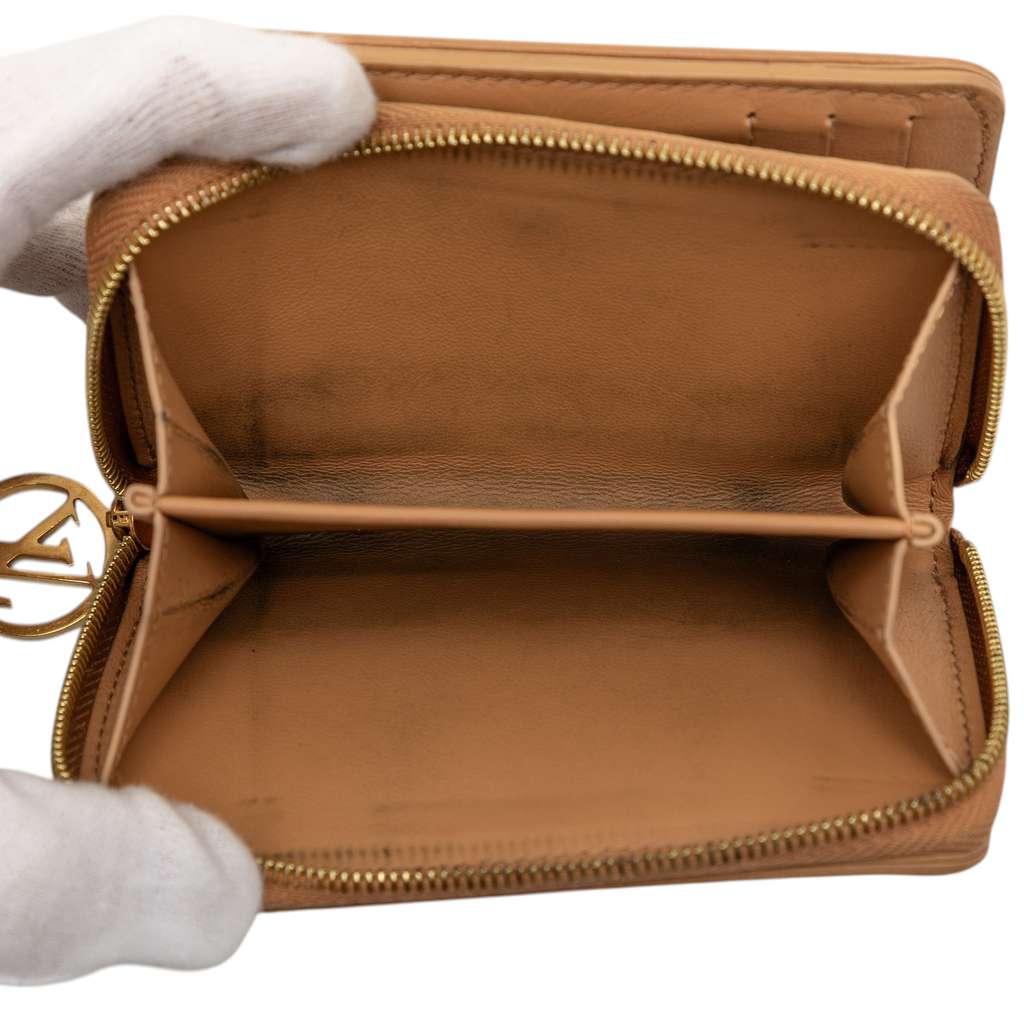 Louis Vuitton Monogram Embossed Lambskin Lou Coussin Wallet Brown Leather Good condition - Model View