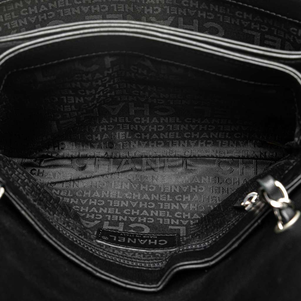 Chanel Choco Bar Calfskin Camellia No. 5 CC Shoulder Bag Black Leather Good condition - Model View