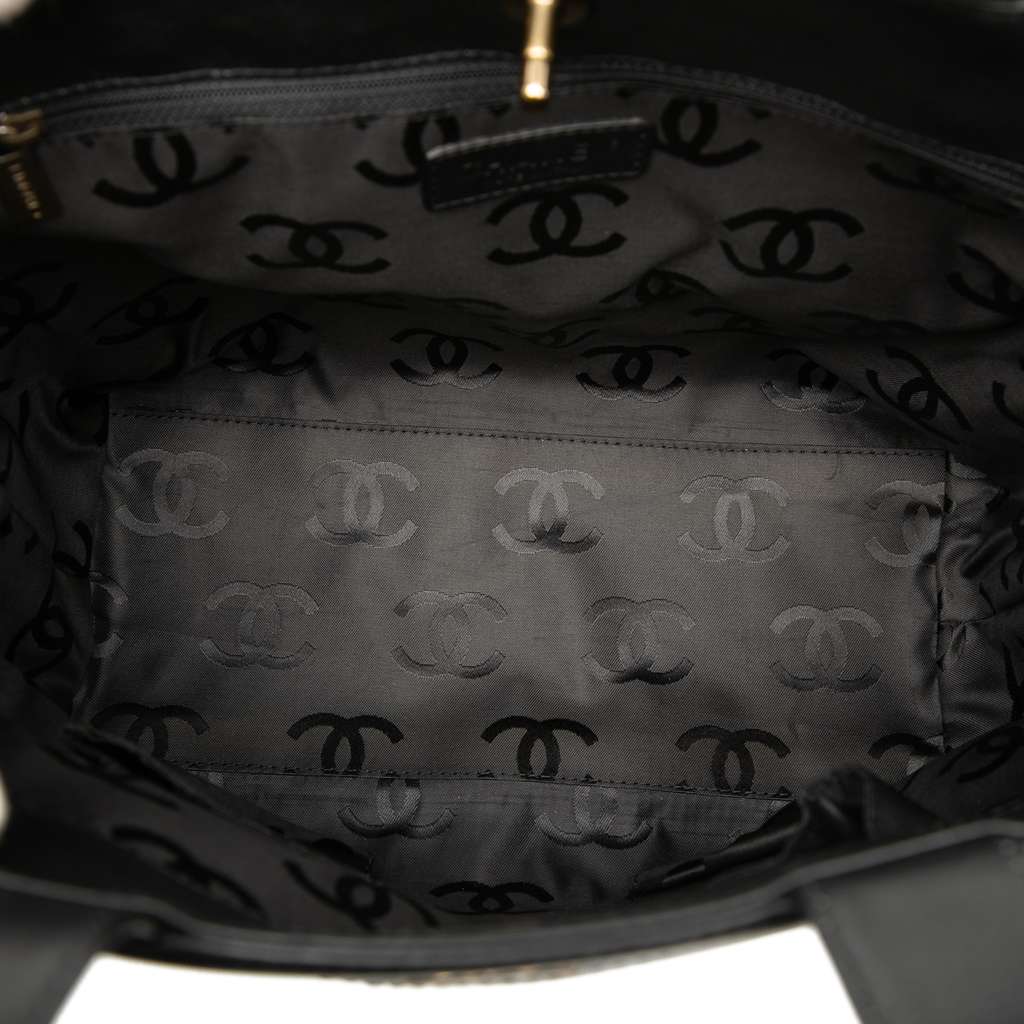 Chanel CC Lambskin Turnlock Satchel Black Leather Good condition - Model View