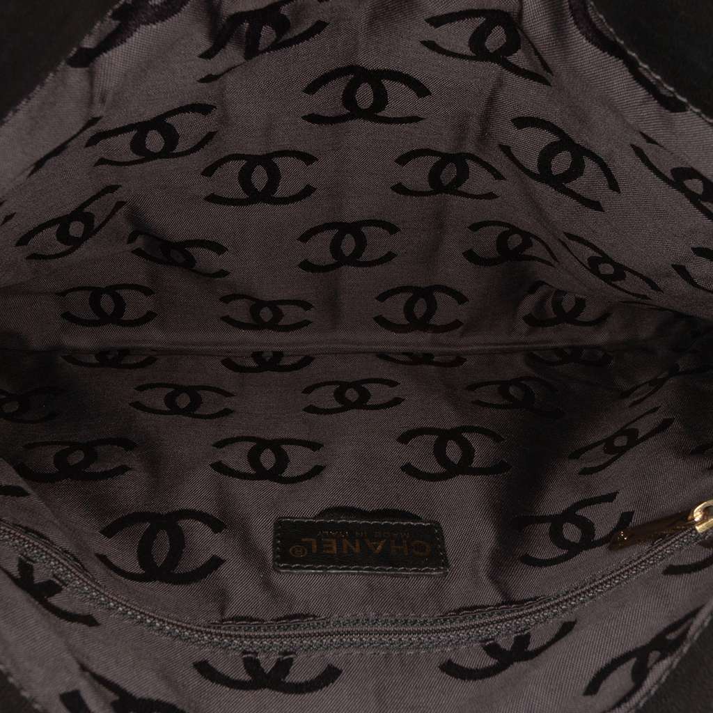 Chanel CC Chocolate Bar Lambskin Fold Down Envelope Shoulder Bag Black Leather Good condition - Model View