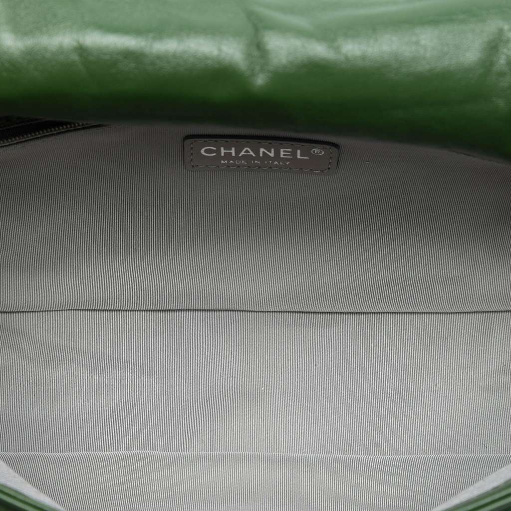 Chanel CC Quilted Calfskin Flap Green Leather Good condition - Model View