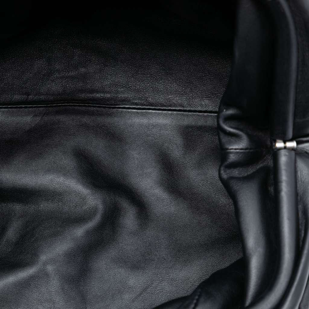 Bottega Veneta Lambskin The Pouch Black Leather Good condition - Model View