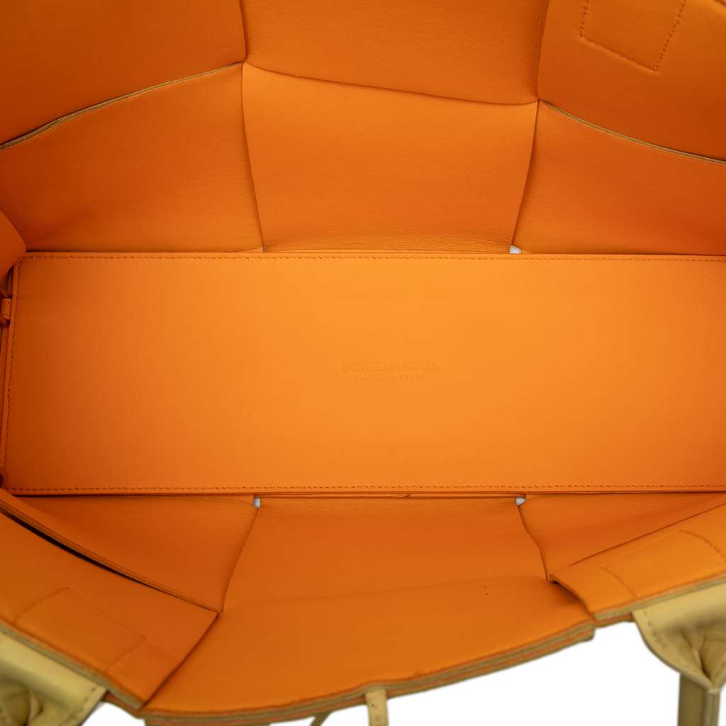 Bottega Veneta Medium Nappa Maxi Intrecciato Arco Tote Yellow Leather Good condition - Model View