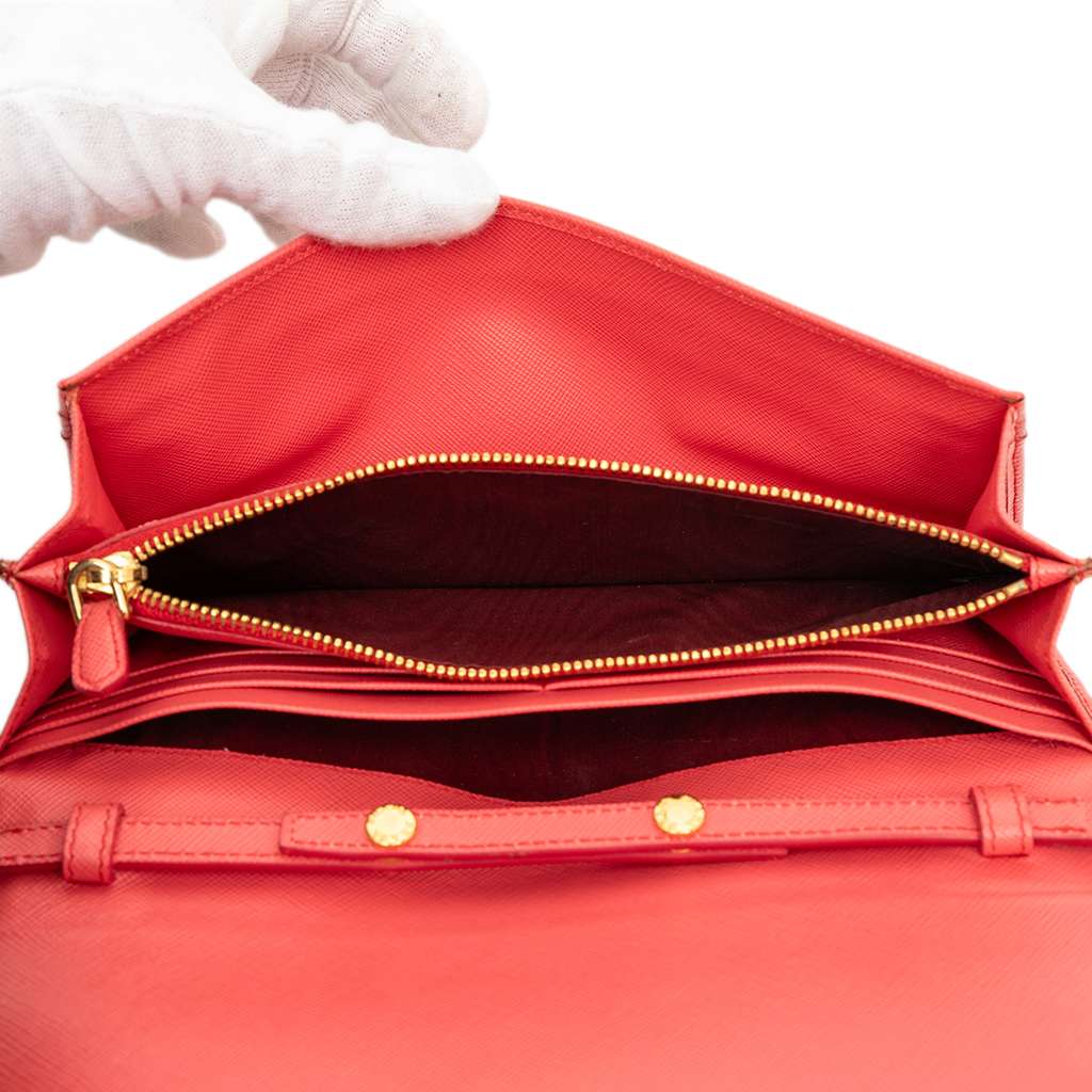 Prada Saffiano Lux Wallet On Chain Red Leather Good condition - Model View
