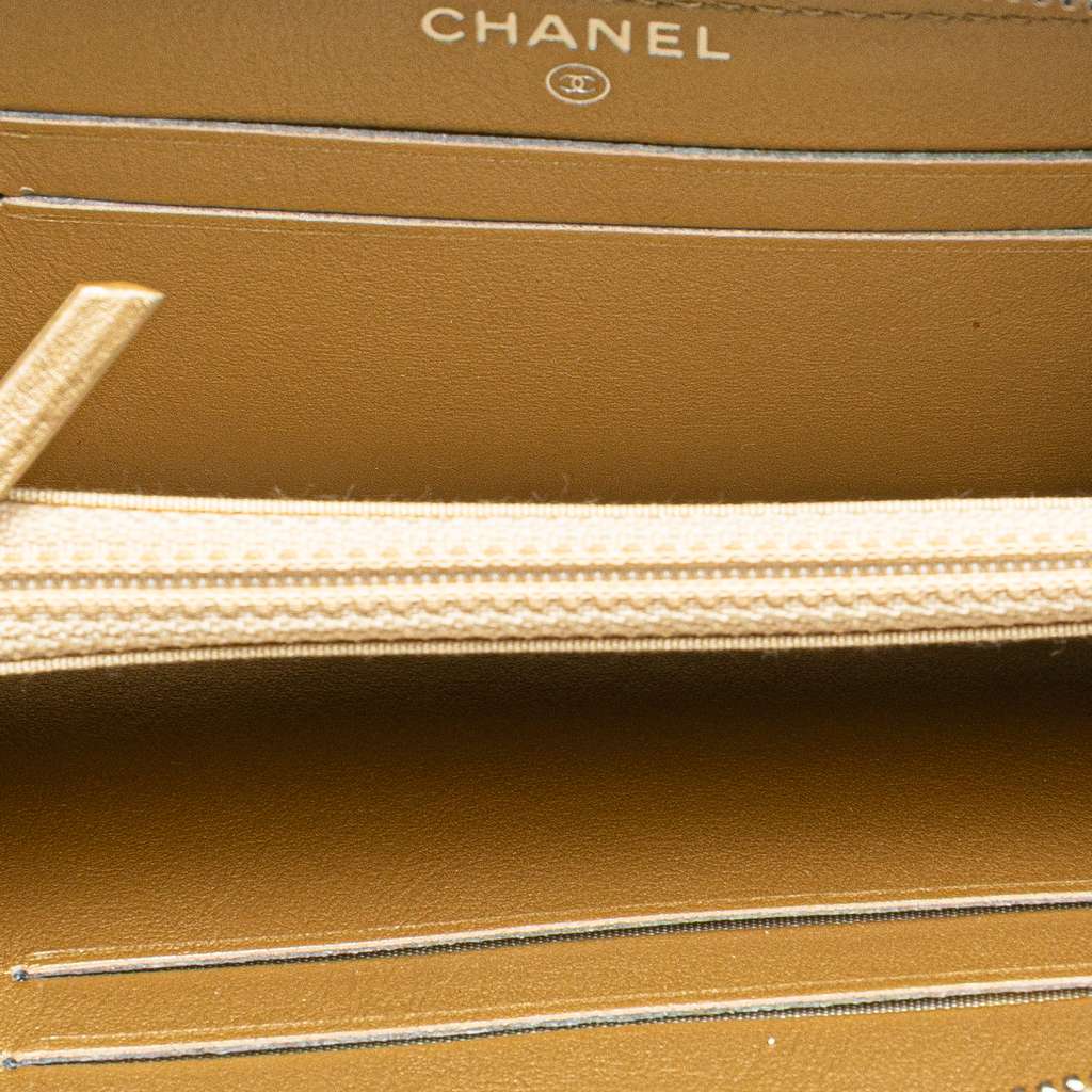 Chanel Medium Metallic Lambskin Star Embossed Zip Around Wallet Gold Leather Good condition - Model View