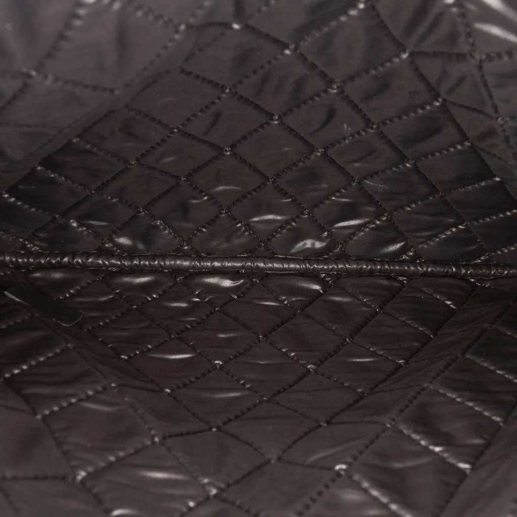 Chanel Medium Quilted Lambskin and Calfskin Pearl O Case Clutch Black Leather Very good - Model View