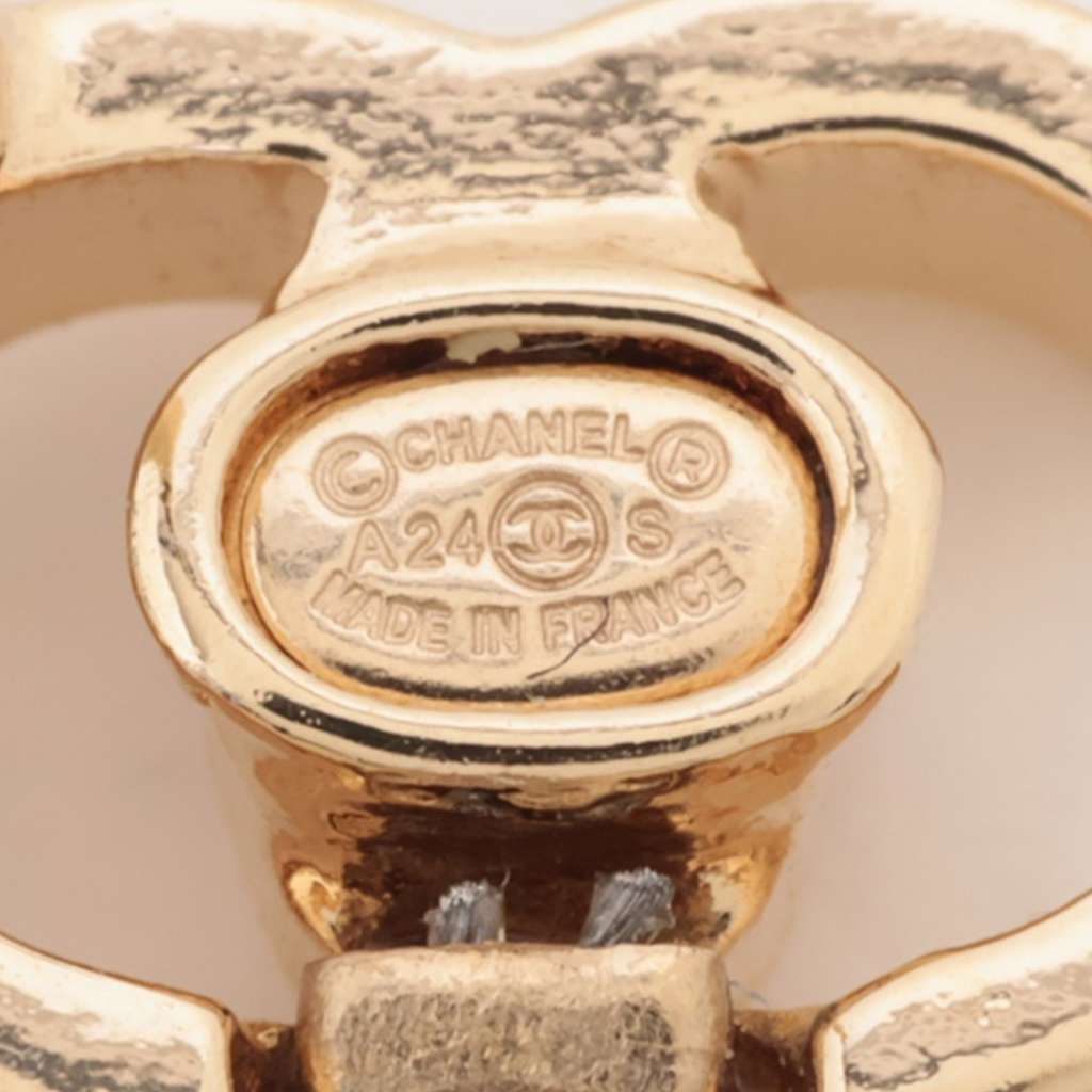 Chanel CC Gold Plated Resin Earrings Gold Metal Good condition - Model View