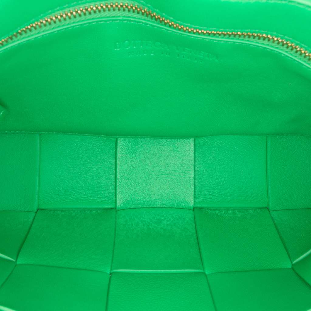 Bottega Veneta Patent Intrecciato Cassette Crossbody Green Leather Good condition - Model View