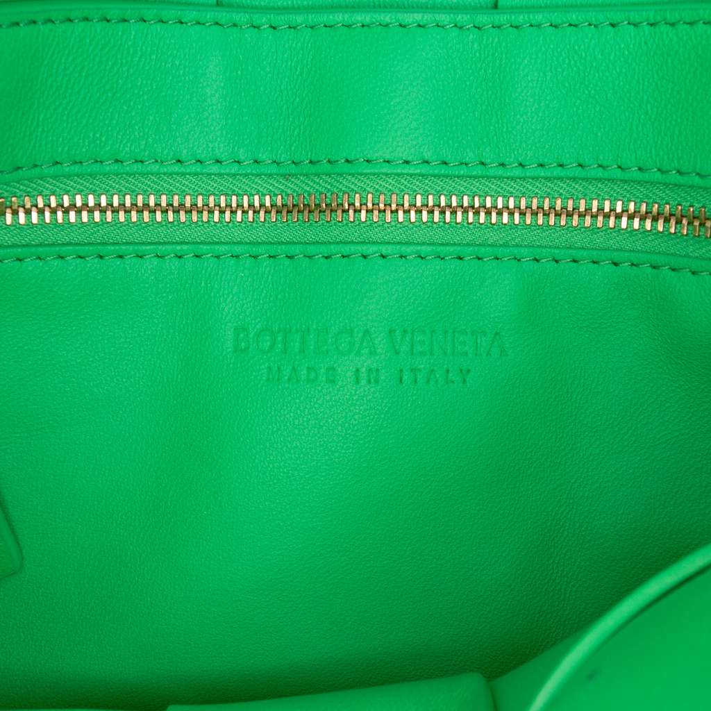 Bottega Veneta Patent Intrecciato Cassette Crossbody Green Leather Good condition - Box View