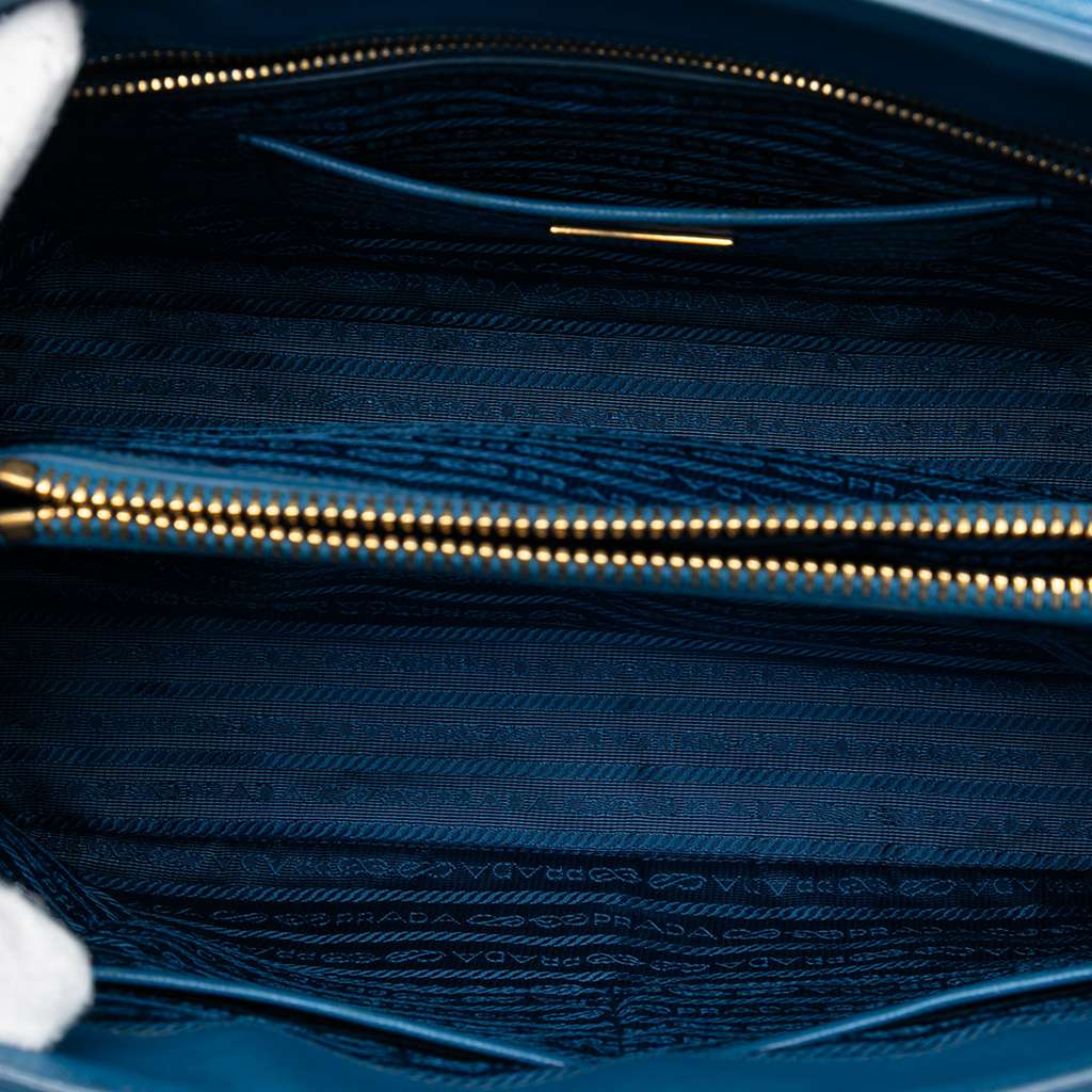 Prada Saffiano Lux Parabole Tote Blue Leather Good condition - Model View