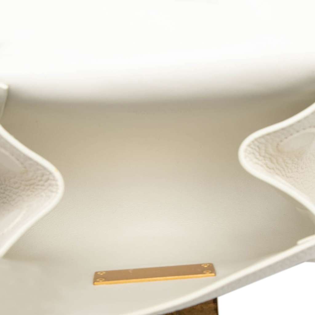 Bottega Veneta Leather Geometric Belt Bag White Leather Good condition - Model View