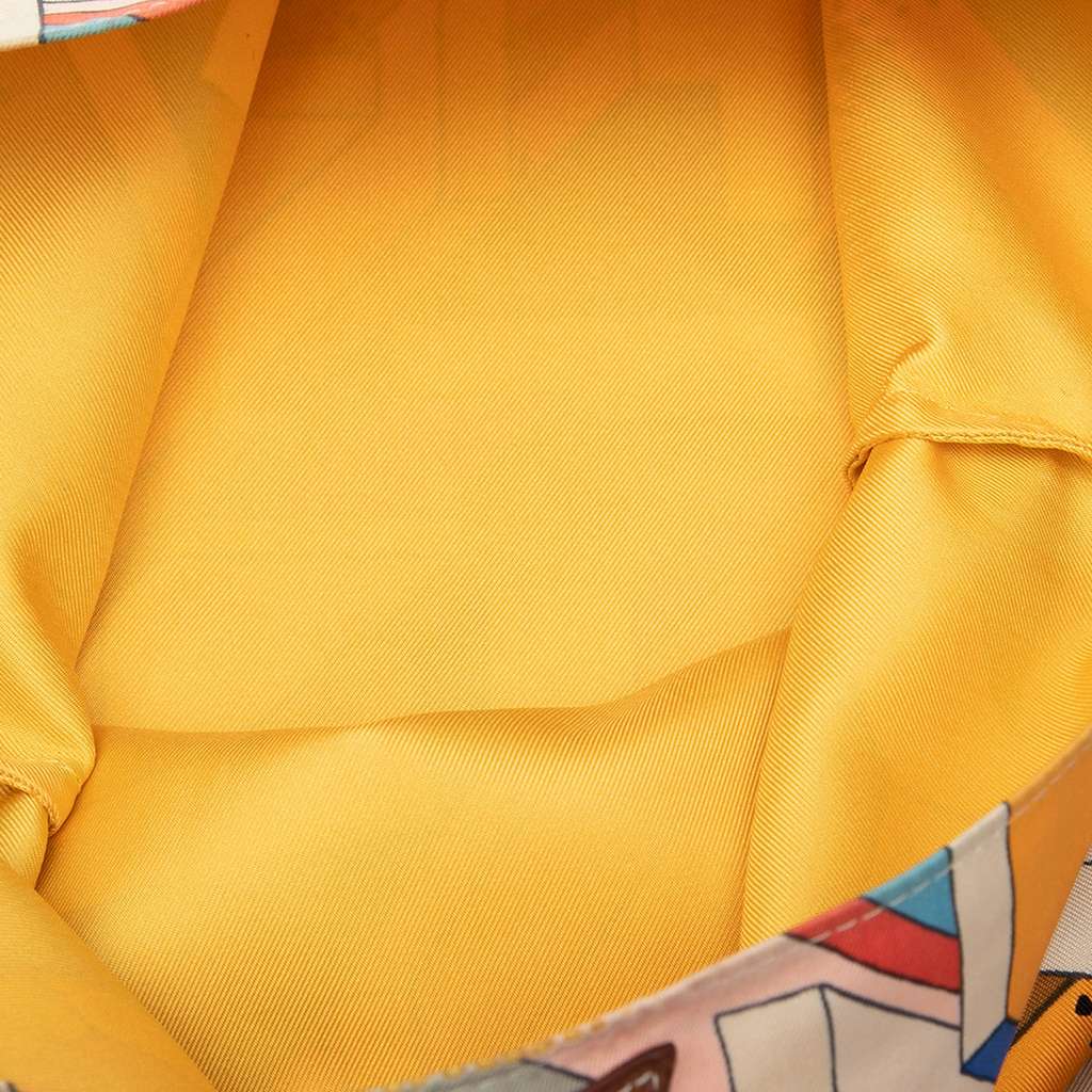 Hermès On A Summer Day Silky City 33 Yellow Silk Good condition - Model View
