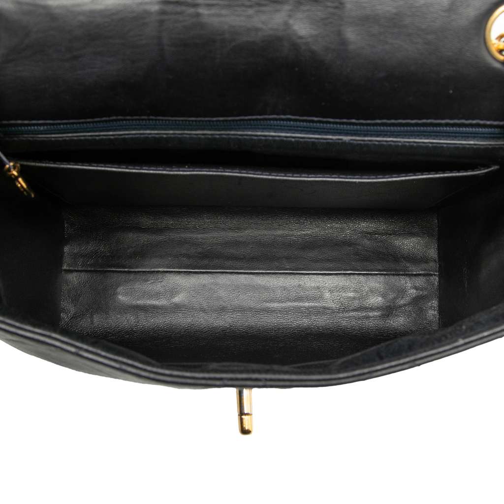 Chanel CC Quilted Lambskin Single Flap Black Leather Good condition - Model View