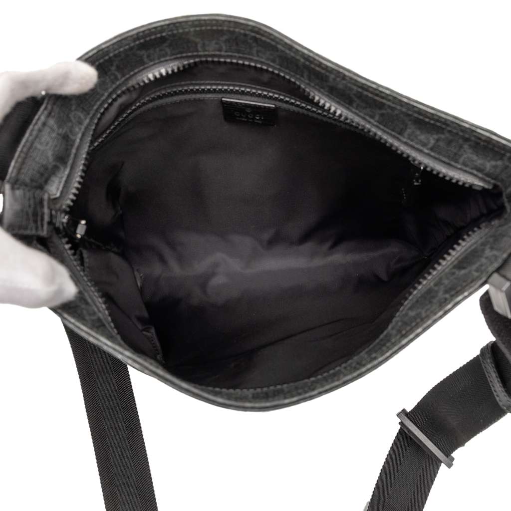 Gucci GG Supreme Crossbody Black Canvas Good condition - Model View