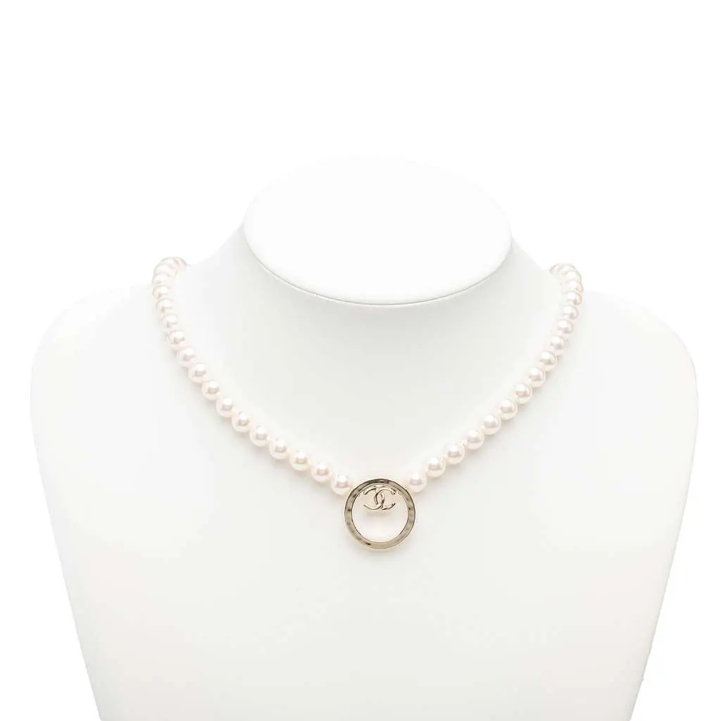 Chanel CC Faux Pearl Necklace White Very good - Box View