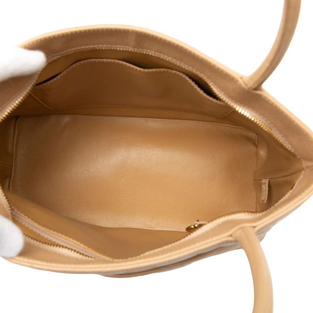 Chanel Caviar Medallion Tote Beige Leather Good condition - Model View