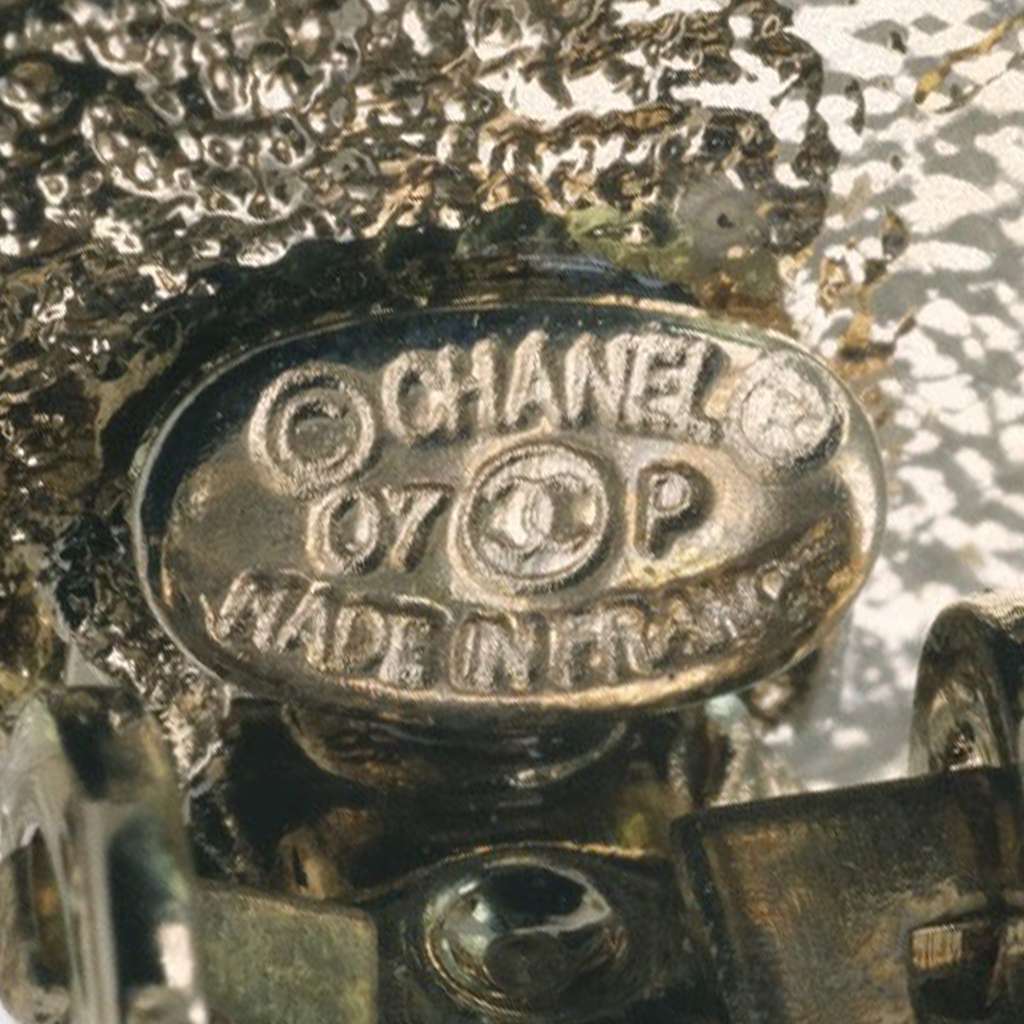 Chanel CC Gold Plated Gripoix and Faux Pearl Flower Clip On Earrings Gold Metal Good condition - Inside View