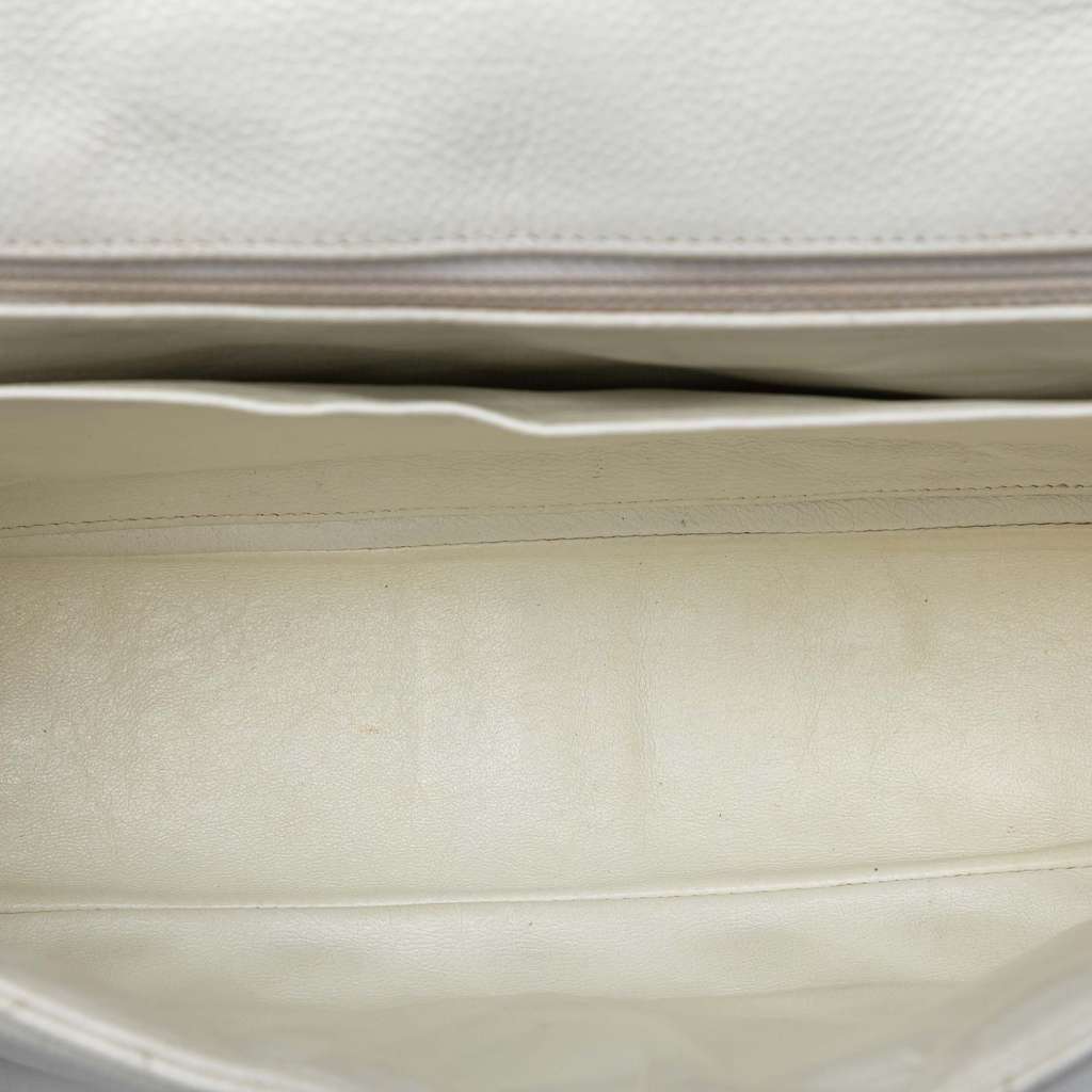 Chanel Jumbo Classic Caviar Single Flap White Leather Good condition - Model View